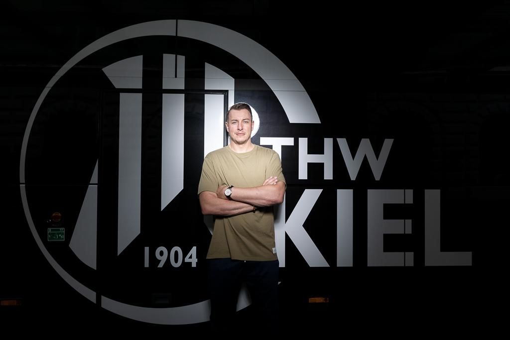 Filip Jícha stojí před logem klubu Kiel.