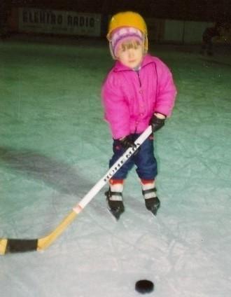 mladá Alena Polenská s hokejkou na ledě