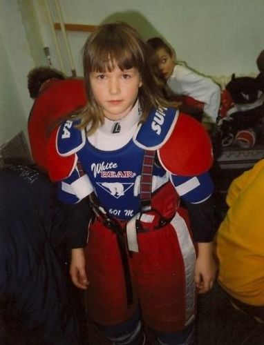 mladá Alena Polenská v hokejovém dresu