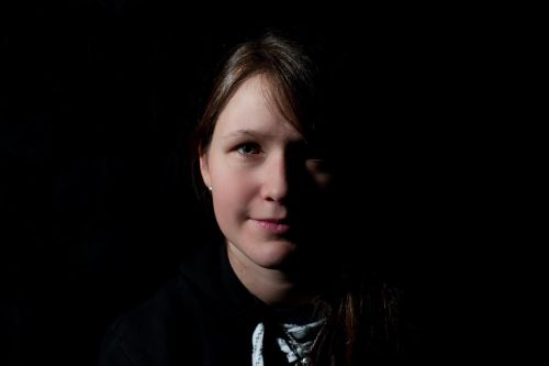 portrétní fotka Aleny Polenské na černém pozadí
