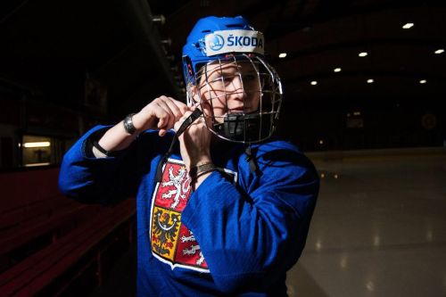 Alena Polenská si utahuje hokejovou helmu