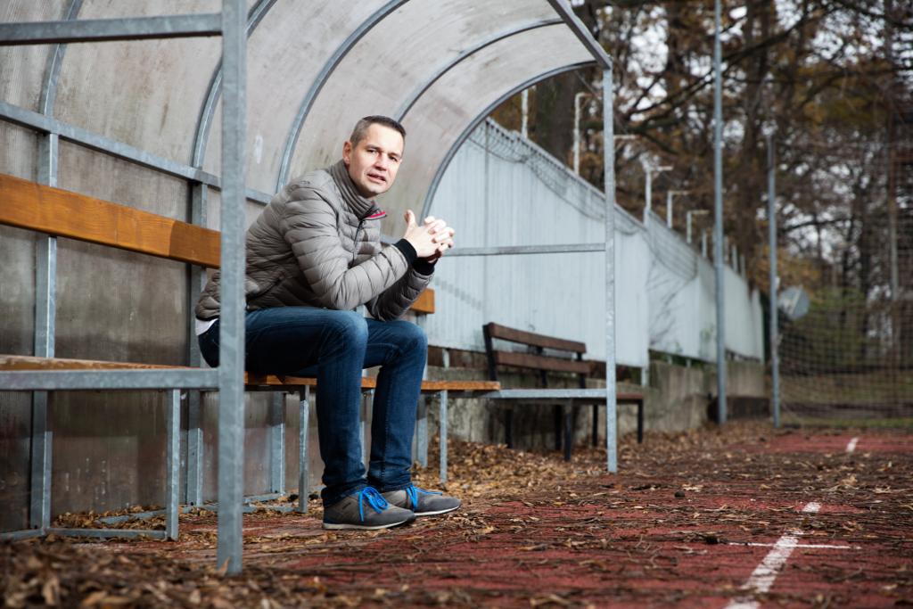 Jan Filip sedí venku na lavičce pro trenéry
