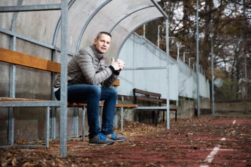 Jan Filip sedí venku na lavičce pro trenéry