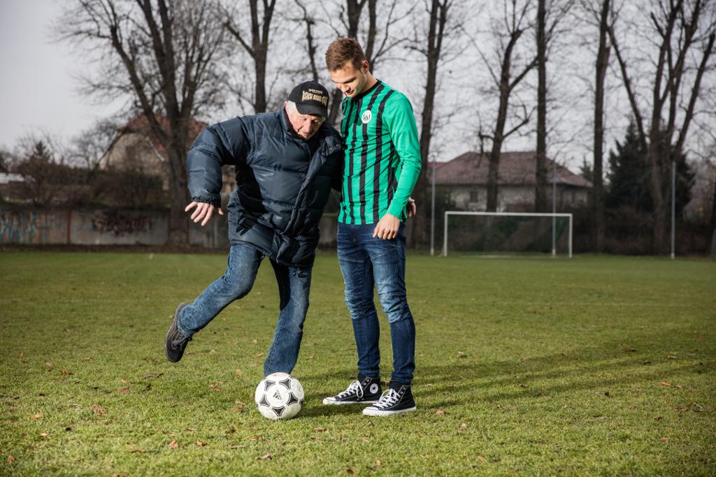 Matěj Pulkrab na fotbalovém trávníku společně se svým dědečkem.
