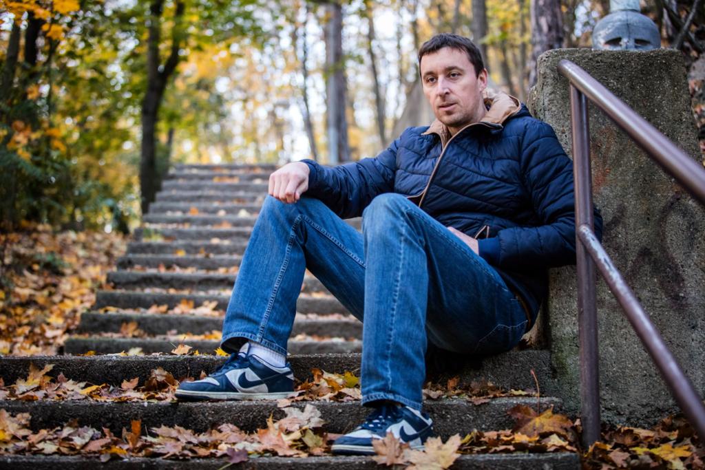 Pavel Miloš na schodech ve spadaném listí.