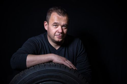 Petr Bartoš s pneumatikou na portrétní fotografii.