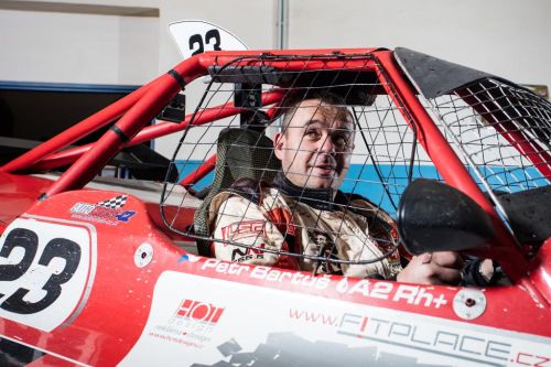 Petr Bartoš v závodním autokrosovém voze.