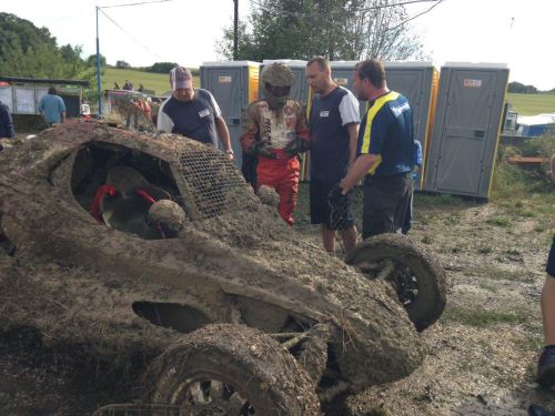 Petr Bartoš a jeho autokrosový vůz celý od bahna.