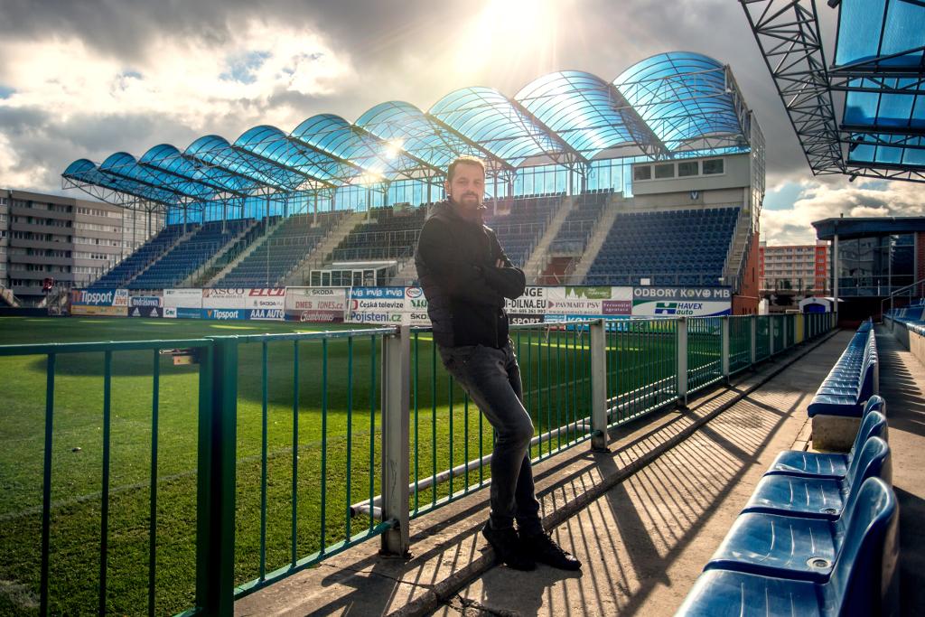 Marek Matějovský se opírá o zábradlí mladoboleslavského stadionu.