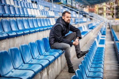 Marek Matějovský sedí v hledišti mladoboleslavského stadionu.