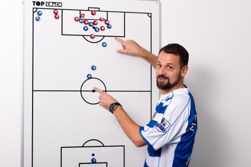 Marek Matějovský ukazuje taktiku na magnetické tabuli.