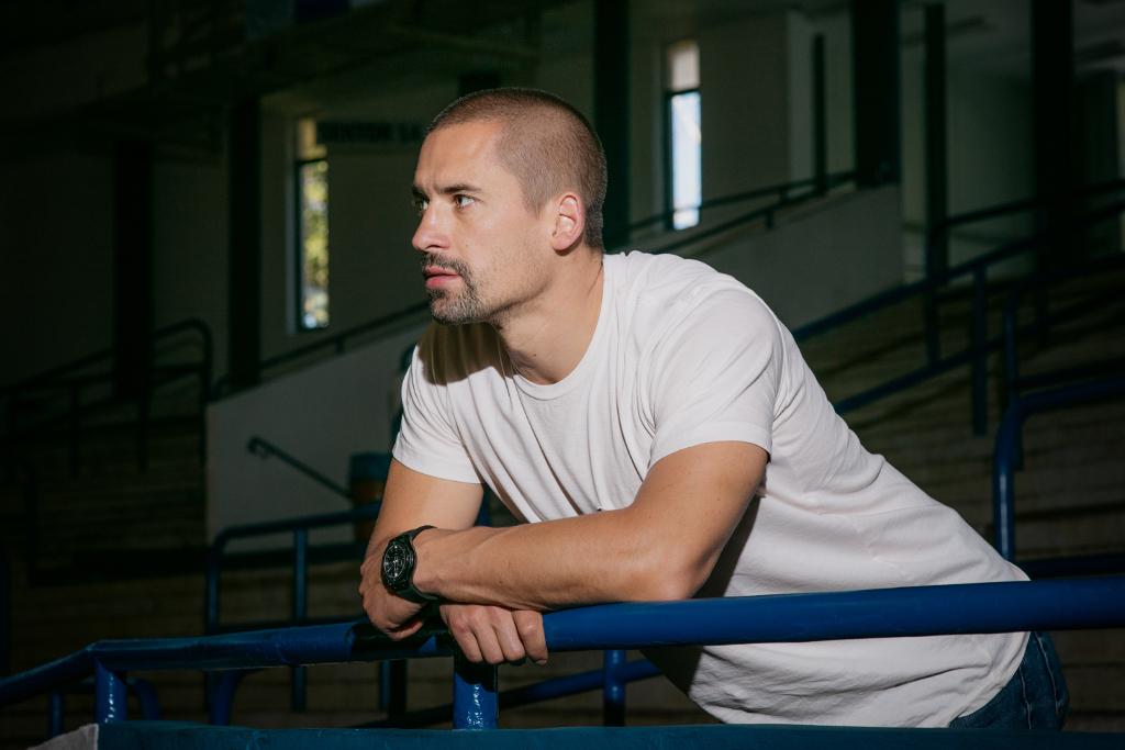 Tomáš Plekanec se opírá o zábradlí stadionu.