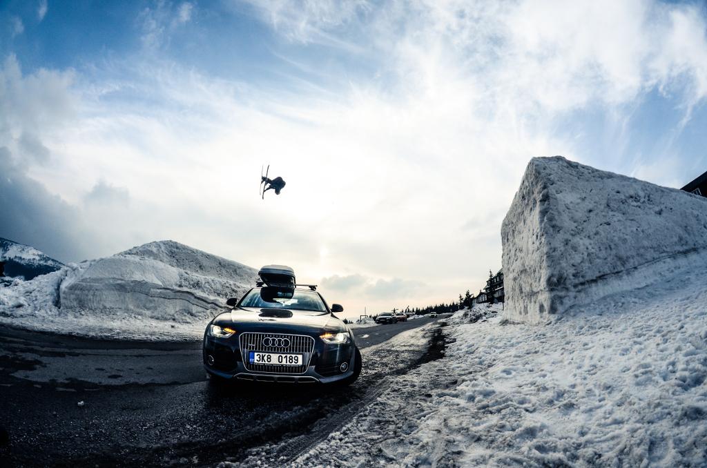 Marek Skála při skoku na lyžích v zimě, auto Audi