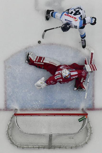 Šimon Hrubec v dresu HC Oceláři Třinec při zákroku před bránou při hokejovém zápase