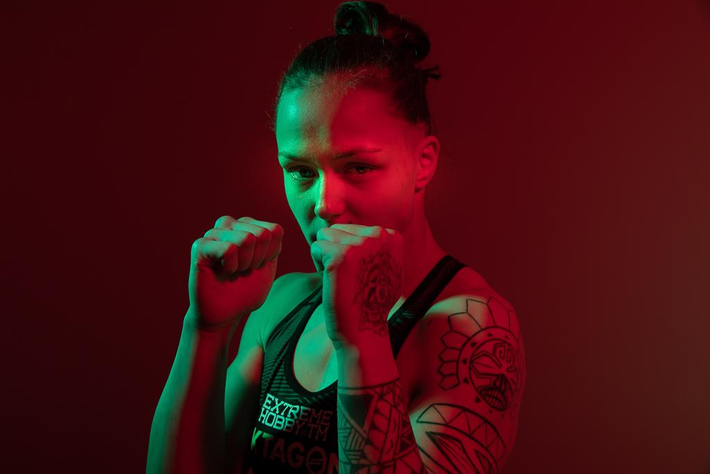 Tereza Bledá v zápasové podprsence na Oktagon v bojovém postavení, na ruce má tetování