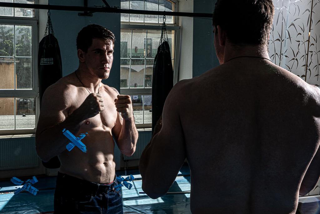 David Hošek boxuje se svým odrazem v zrcadle