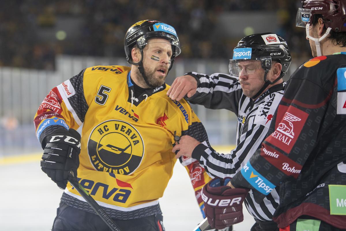 Michal Trávníček v dresu HC Litvínov při zápase proti HC Sparta Praha s rozhodčím