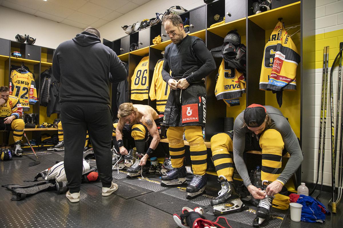 Michal Trávníček se obléká do výstroje v šatně se spoluhráči HC Litvínov 