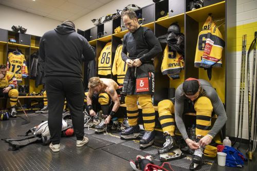 Michal Trávníček se obléká do výstroje v šatně se spoluhráči HC Litvínov 