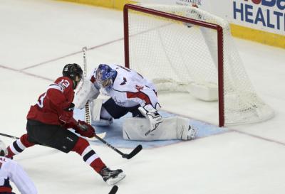 Vítek Vaněček v dresu Washington Capitals v bráně při zápase NHL