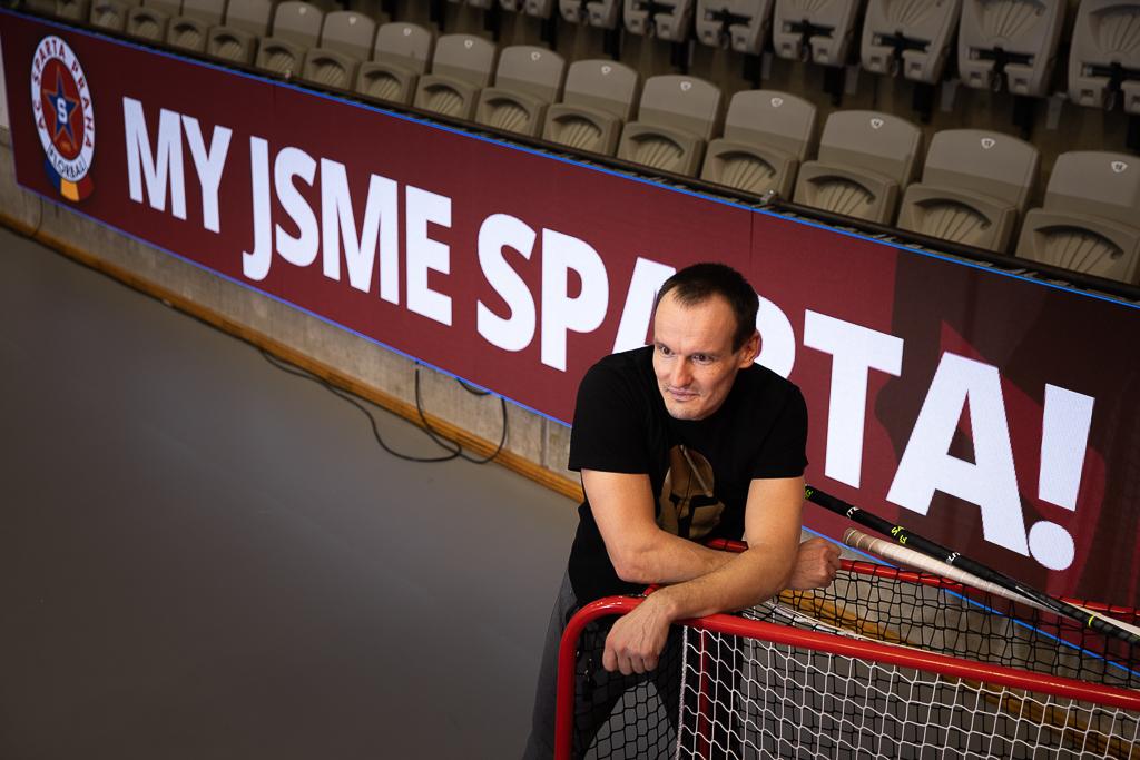 Ondřej Kašpárek se opírá o branku, za sbeou má nápis My jsme Sparta