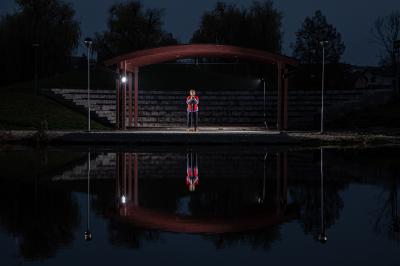 Jakub Voráček stojí s hokejkou před vodní plochou pod velkou bránou