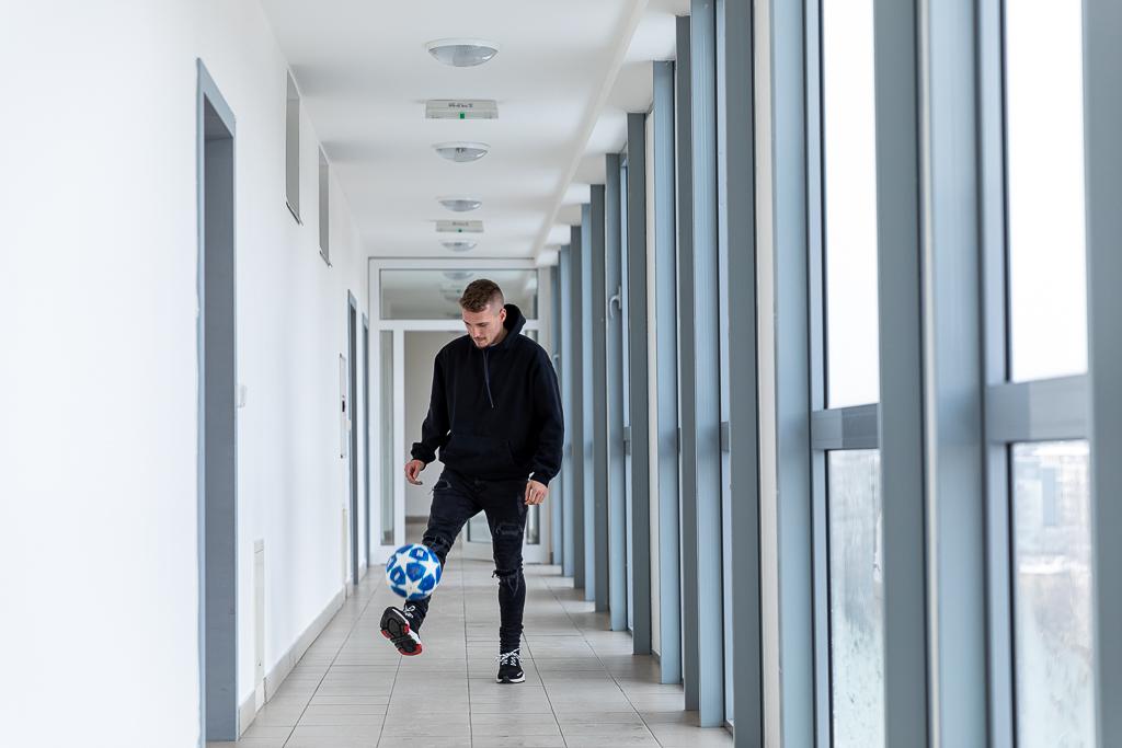 Michal Sadlíek si hraje s míčem na chodbě před okny