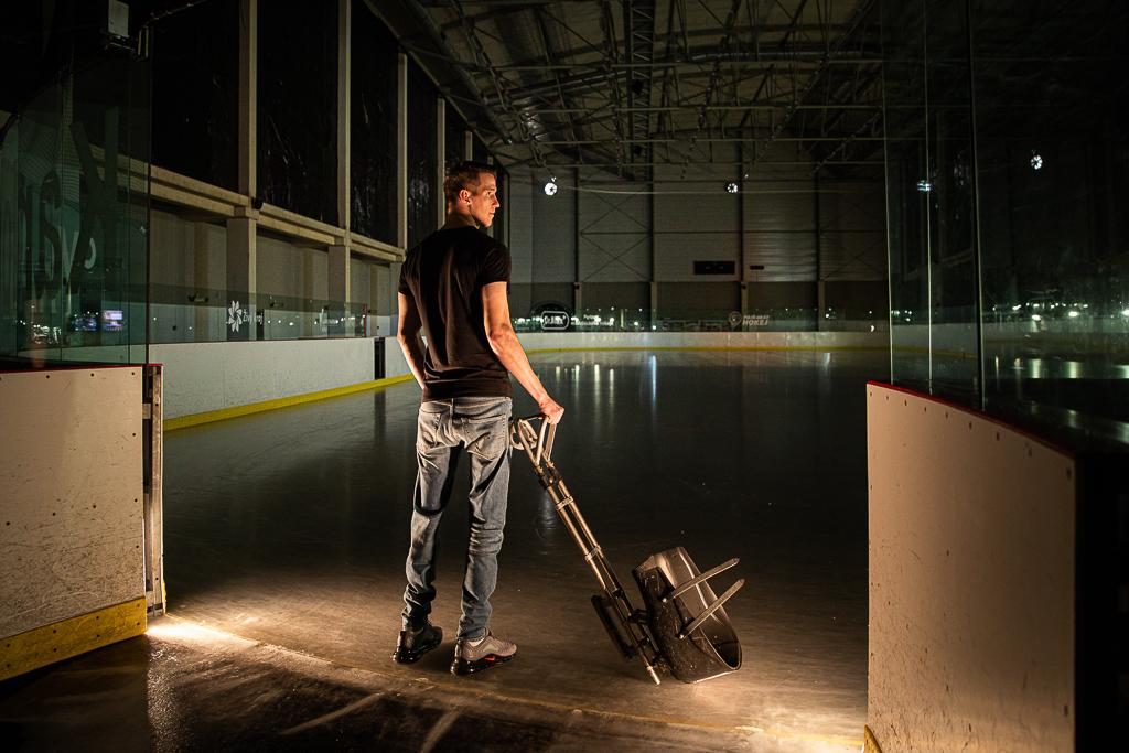 Radek Zelinka stojí na ledě v hokejové aréně a drží vozík na para hokej