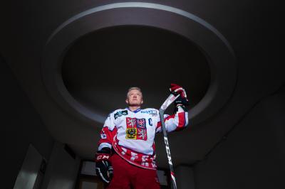 Mikael Pančák v hokejové výstroji s reprezentačním dresem s hokejkou