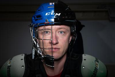 Mikael Pančák v hokejové helme s půlkou mřížky přes obličej