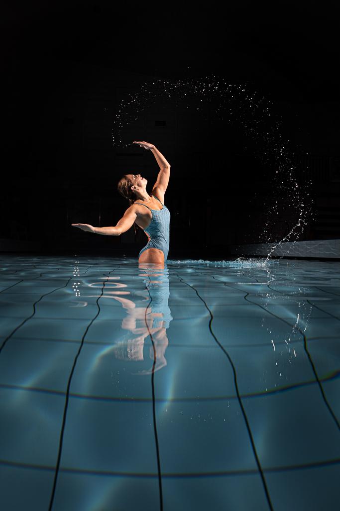 Alžběta Dufková při sólo tréninku akvabel v bazénu