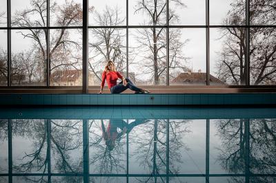 Alžběta Dufková sedí na okně za bazém