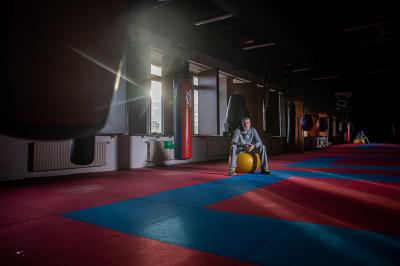 Daniel Hejret sedí v tělocvičně na gymnastickém míči