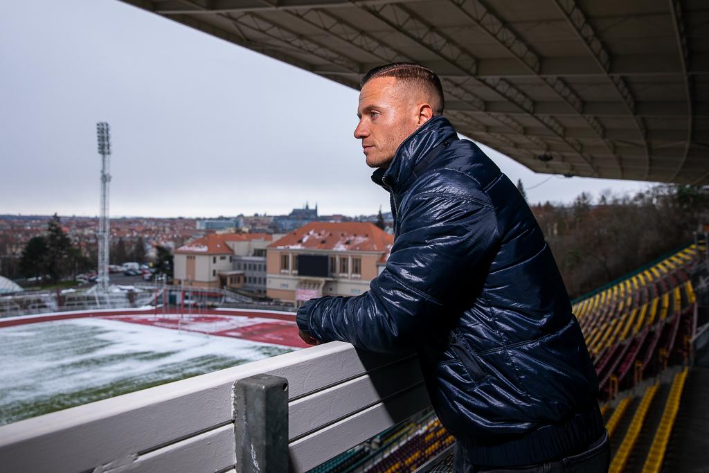 Jan Veleba se dívá na zasněžený stadion Dukla