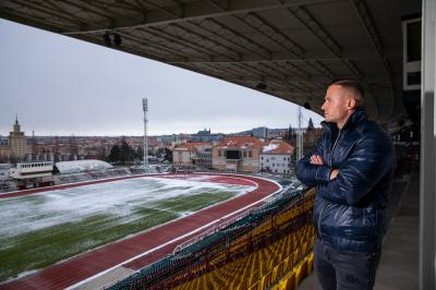 Jan Veleba se dívá na zasněžený stadion Dukla