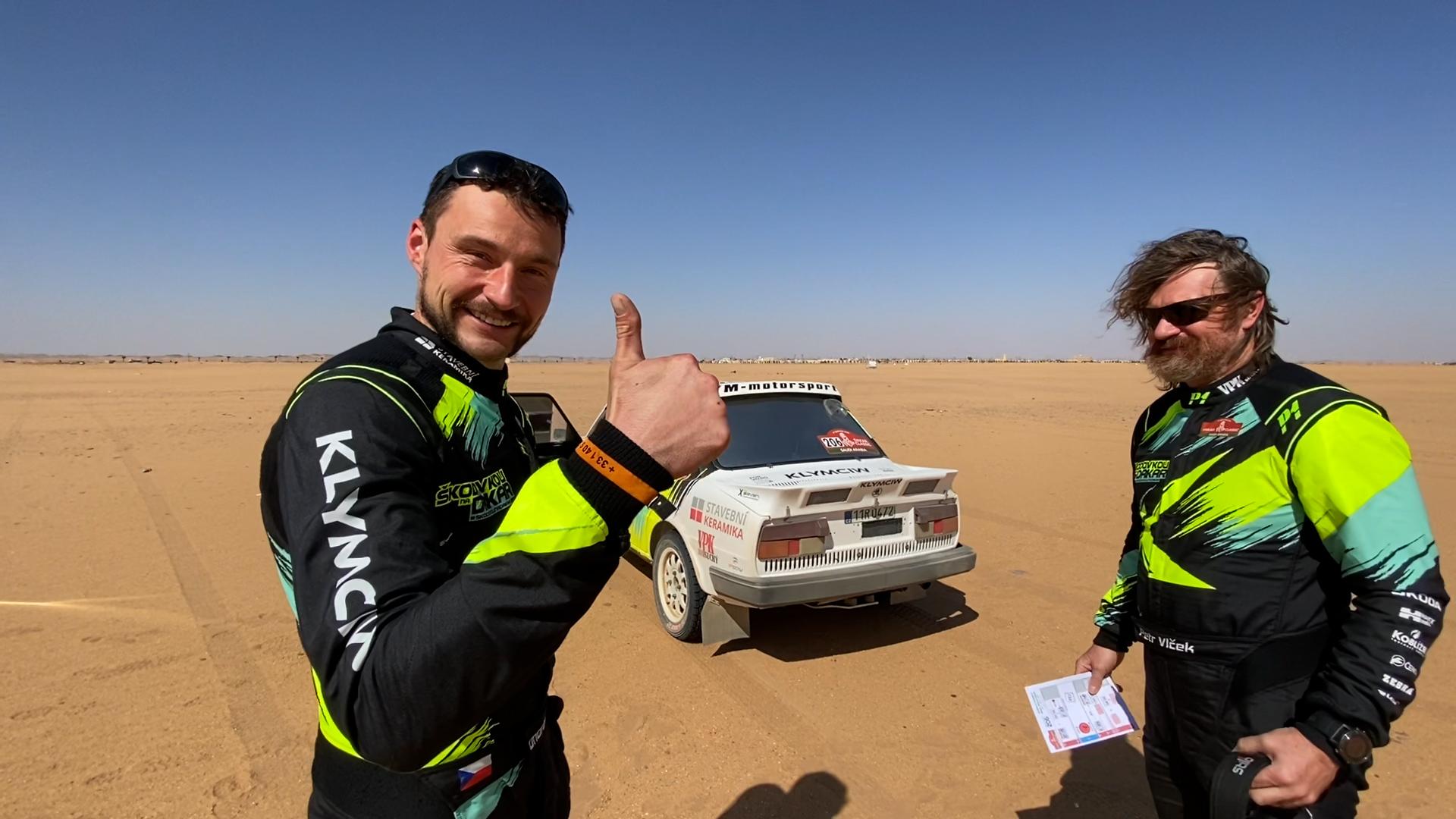 Ondřej Klymčiw s kolegou se závodním autem na poušti