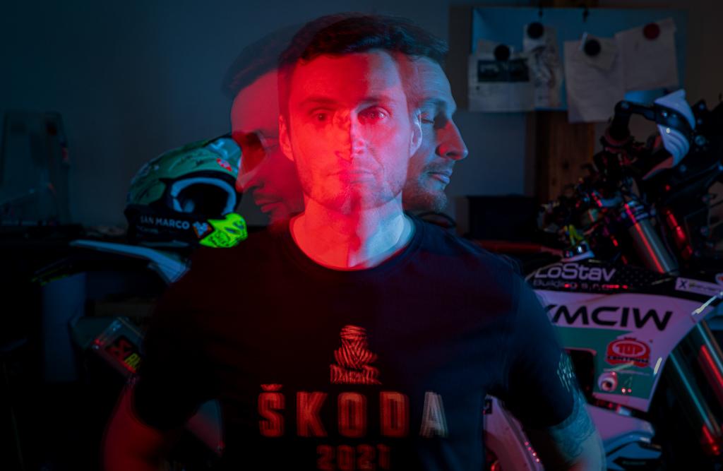 Ondřej Klymčiw v tričku Škoda Dakar 2021 před motorkou s přilbou