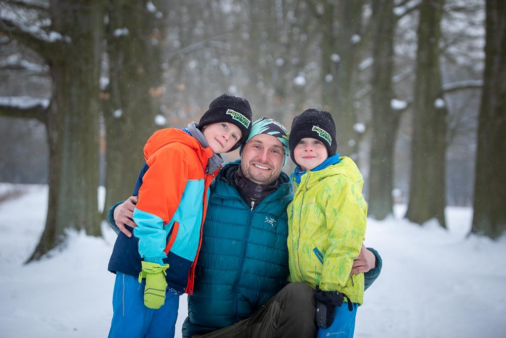 Ondřej Klymčiw se svými dětmi v lese v zimě