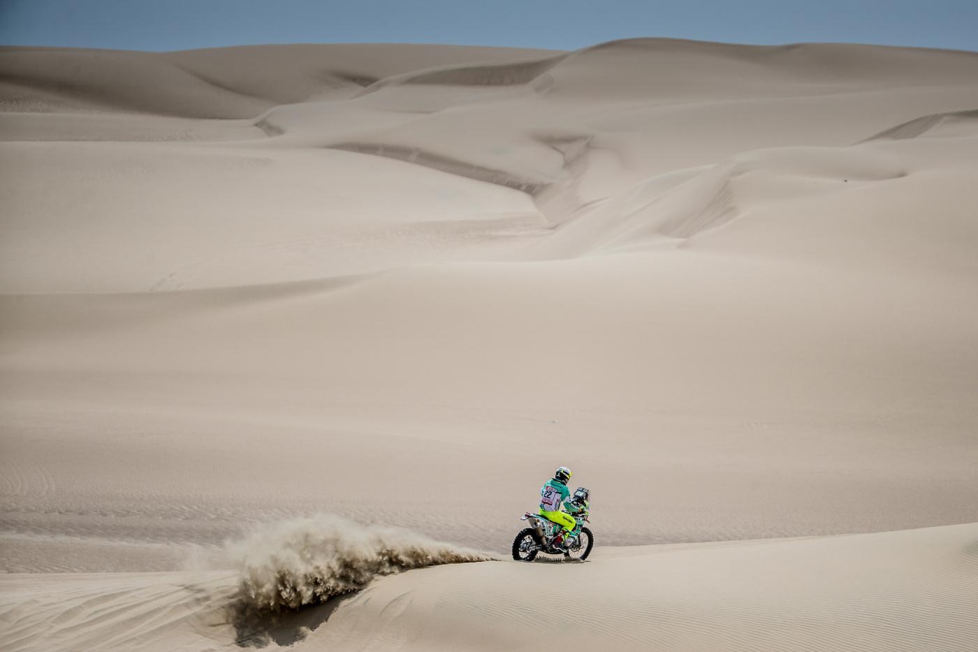 Ondřej Klymčiw jede na motocrossové motorce na poušti