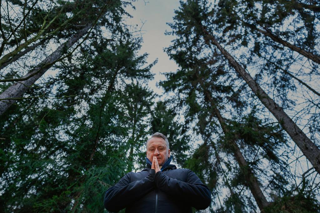 Václav Krejčík v lese mezi stromy