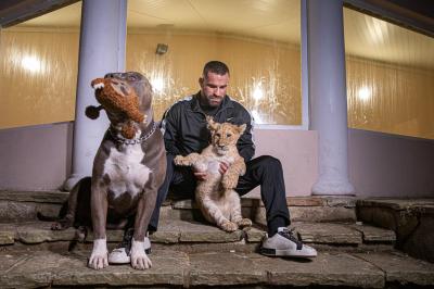 Karlos Vémola se svým psem a lvíčetem