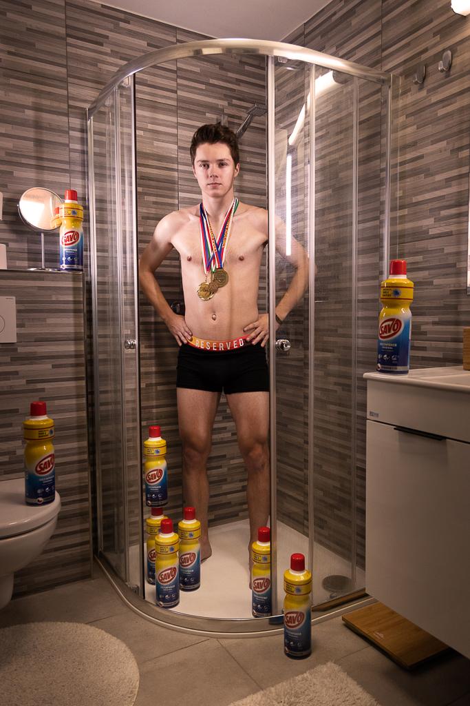 Lukáš Hudeček ve sprchouvém koutu s medailemi a mnoha Savy