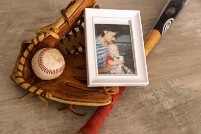 mladý Lukáš Hudečekna fotografii s inhalátorem s matkou, baseballová rukavice, pálka a míček