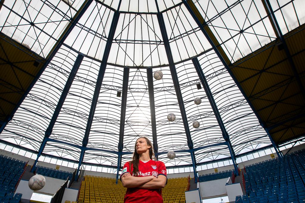 Lucie Voňková pod střechou fotbalového stadionu