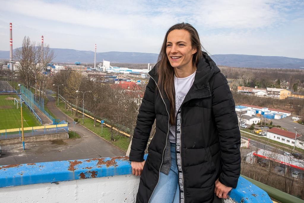 Lucie Voňková na střeše fotbalového stadionu