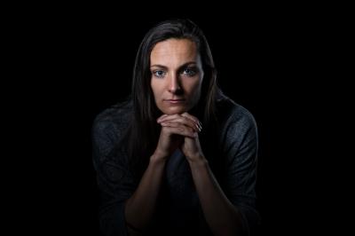 portrétní fotka Lucie Voňkové na černém pozadí