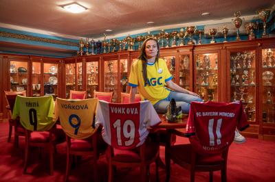 Lucie Voňková v místnosti se svými poháry a dresy
