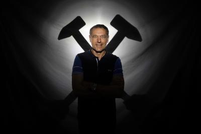 Luděk Mikloško stojí před symbolem West Hamu