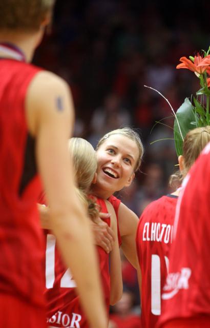Ivana Večeřová se raduje se svými spoluhráčkami při basketbalu