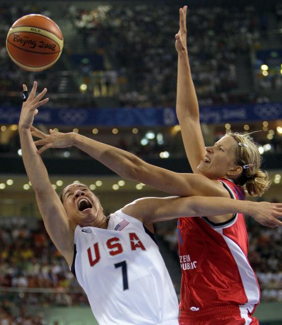 Ivana Večeřová při basktebalovém zápasu na olympijských hrách 2008 za českou reprezentaci proti USA